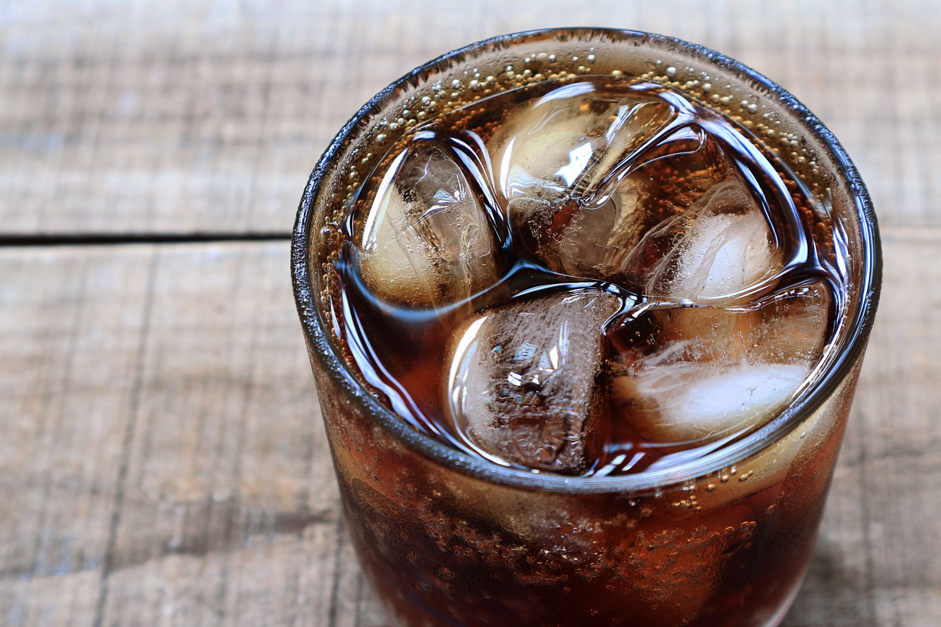 天天一杯恐加速老化！美國研究警告：含糖汽水恐讓身體「快轉」4.6年