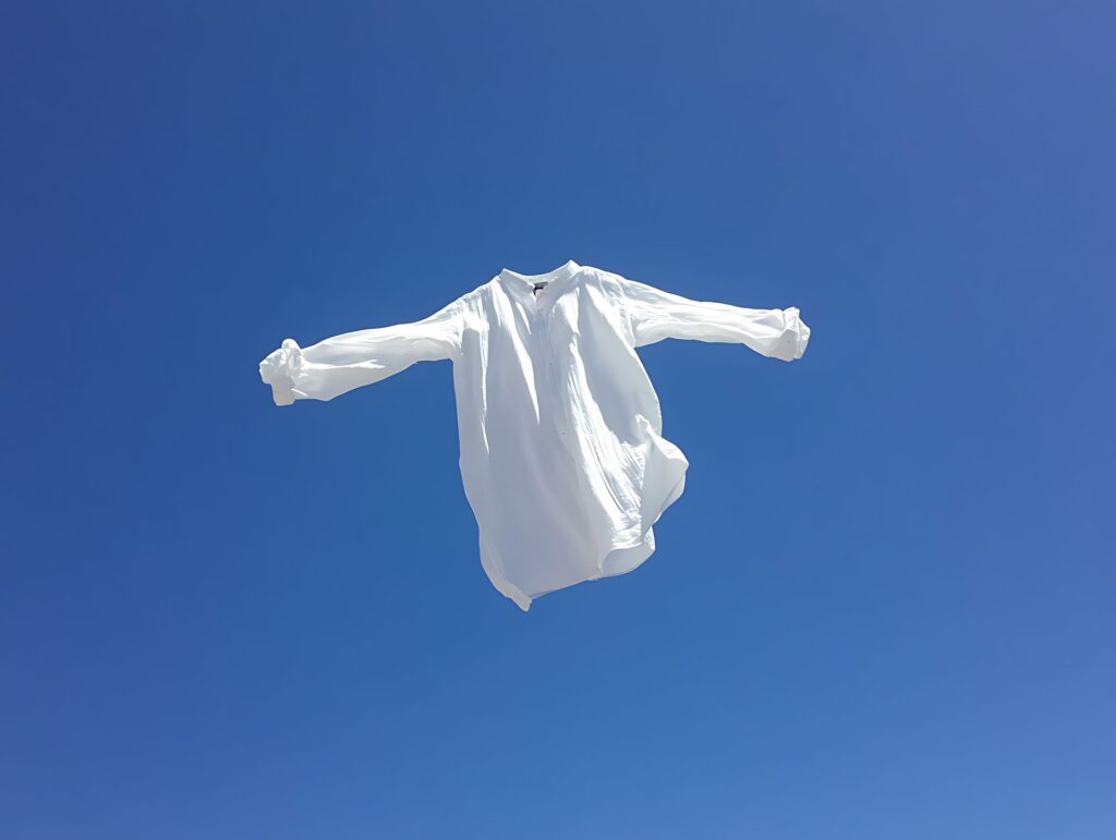 宜蘭街頭驚見「高空晾衣」帽踢卡電線引熱議