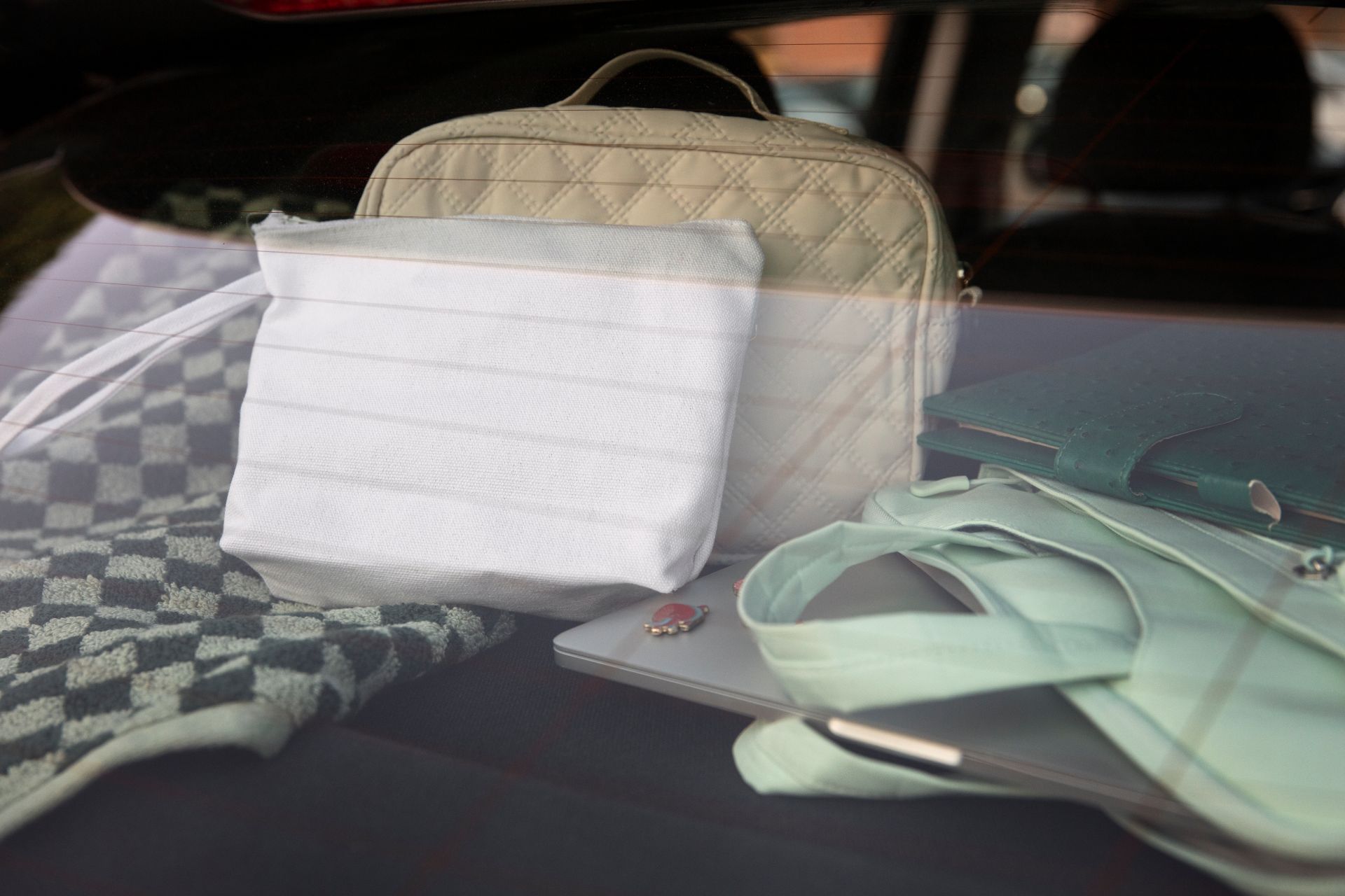 新衣包裝別急著回收！拉鍊袋4大實用變身法 收納、防塵一次搞定