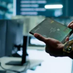 軍事人員使用平板電腦查看戰術系統介面