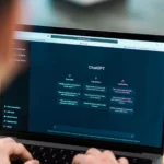 使用者在筆電上操作AI聊天系統