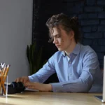 年輕人在電腦前專注操作與思考