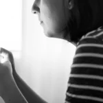 使用者透過手機瀏覽網路內容