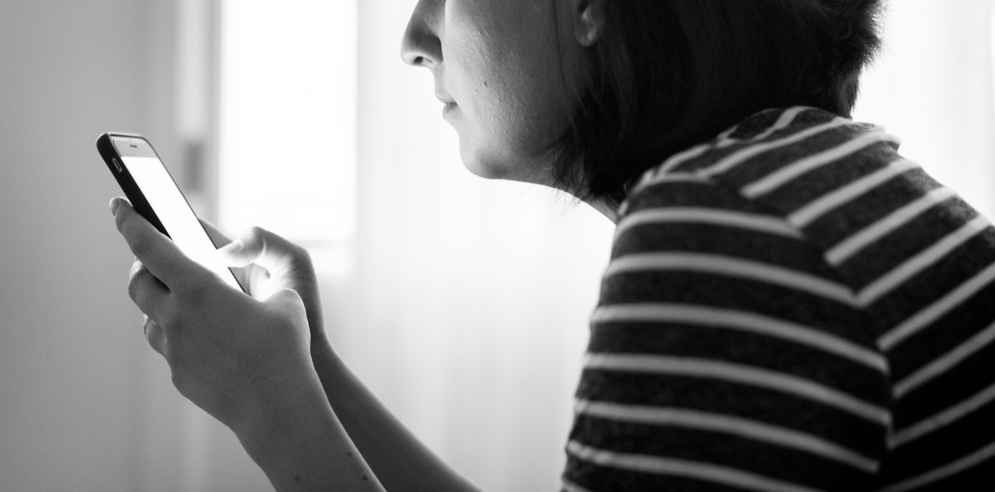 使用者透過手機瀏覽網路內容