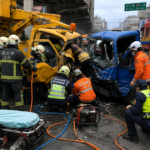 五股成泰路工程車擦撞小貨車 台電駕駛雙腿受困送醫無生命危險