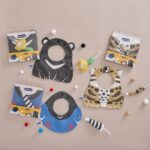 不只是吸⼝⽔！語⾔治療師打造「動物造型兜兜」，奶嘴鏈竟是⼩動物尾巴
