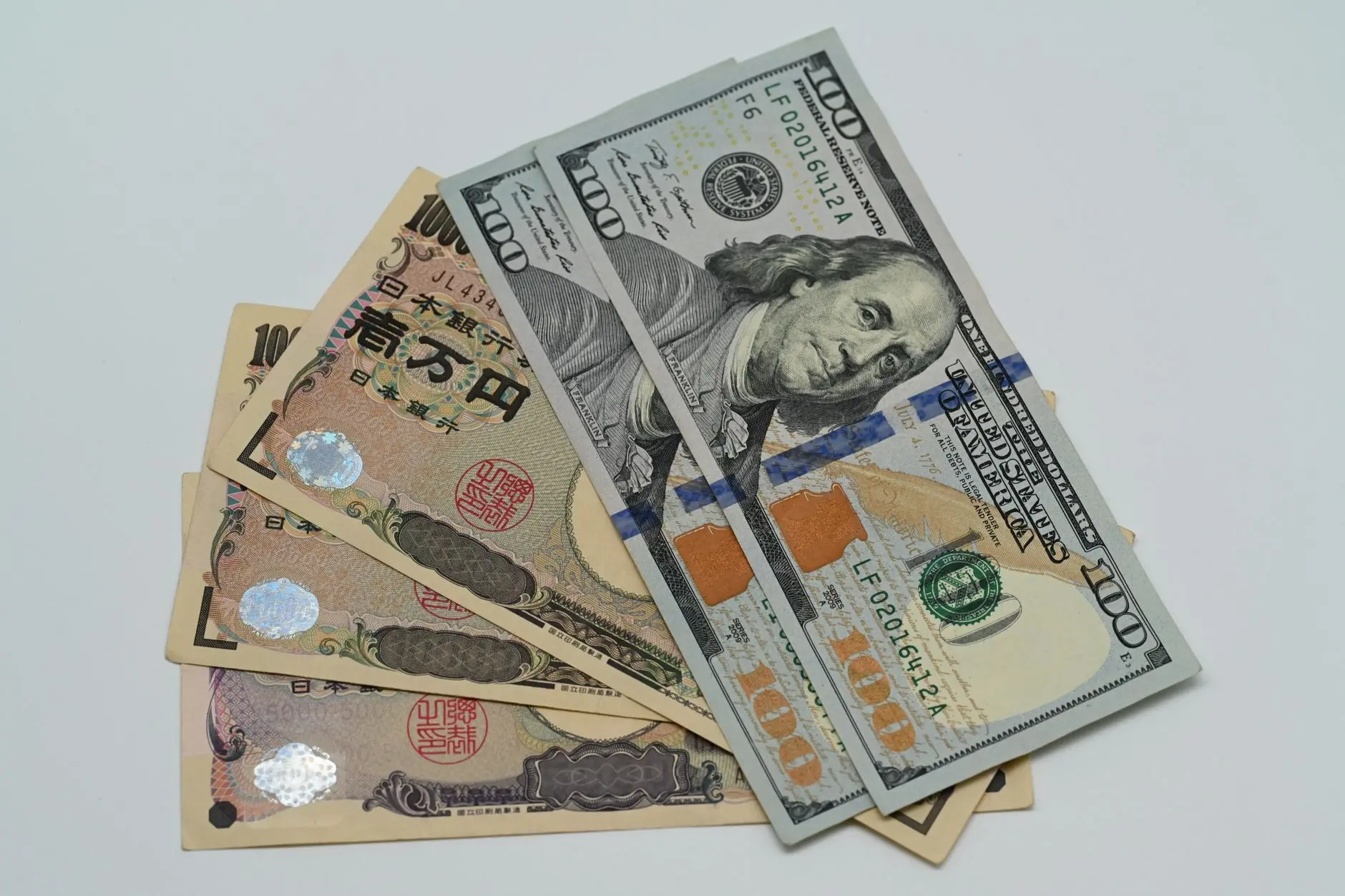 日圓走弱帶動換匯潮公股銀估下半年低檔震盪