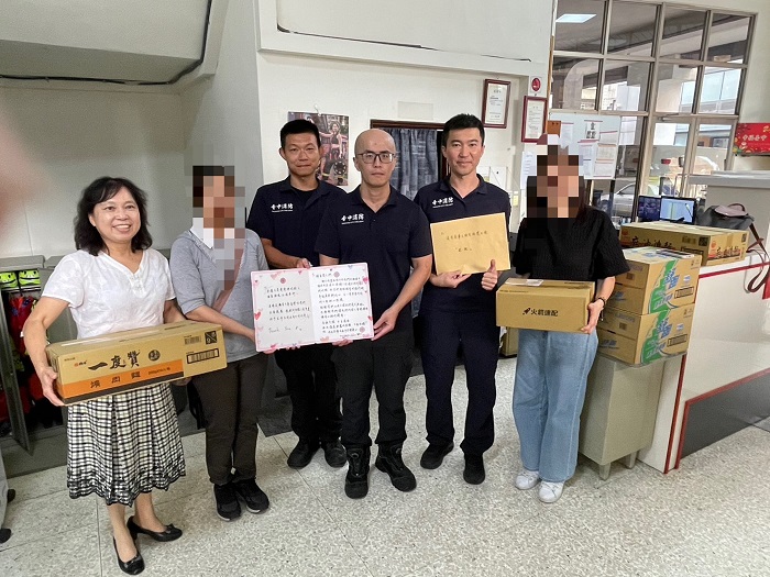 患者家屬在里長陪同下至中港分隊致贈慰問品。(圖/台中市政府消防局提供)