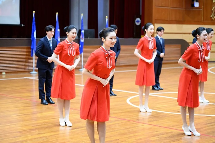 銘傳大學國慶禮賓大使全新制服亮相，展現專業儀態。（銘傳大學提供）