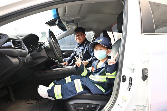 為了替4歲白血病病童榤寶圓夢，彰化縣政府在鹿鳴消防分隊舉辦圓夢活動，讓榤寶體驗搭乘警車與消防車的樂趣。（縣府提提供）