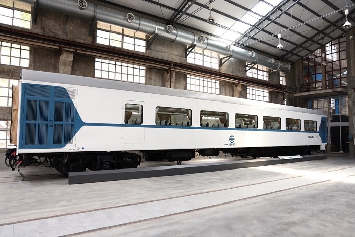 在柴電工場展區陳列的莒光號車廂,復原1970年新車初次亮相的藍白配色外觀,復古而高雅的車廂設計,引領民眾回到臺灣鐵道1970年代開始飛躍性變革的時代。 圖/文化部提供