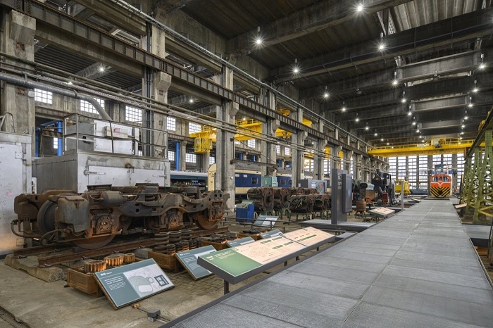 車輛維修重心的柴電工場,除展示鐵博典藏修復的車輛及維修各階段的機具設備,並以圖、文、影音還原車輛維修情形。 圖/文化部提供