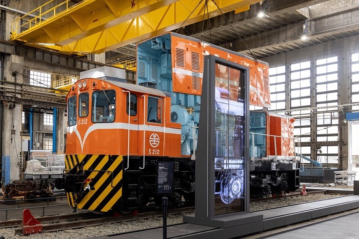 柴電劇場「柴電機車的運作」,結合實體車輛及動畫,讓觀眾深入了解驅使S212柴電機車運行的引擎、主發電機、牽引馬達等內部構件,環環相扣的運轉原理。 圖/文化部提供