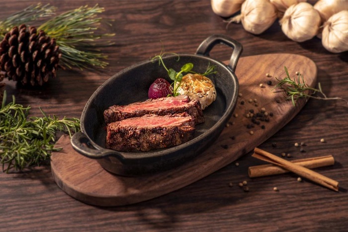 「PRIME ONE」牛排館整個10月推出優惠迎客,活動期間凡點用單人套餐,即可以10元加購原價290元精選葡萄酒1杯。(圖/台北花園大酒店)喝酒過量,有礙健康!酒後不開車,安全有保障!
