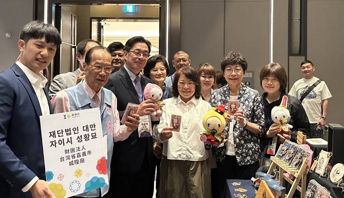 黃敏惠市長、外交部釜山辦事處郭承凱處長、台灣旅遊交流協會賴瑟珍會長專程参觀嘉義城隍廟文創作品。（圖/嘉義城隍廟提供）