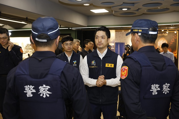 即日起針對全市商圈與人潮密集場所加強部署,不僅大幅增加警力,也要求員警全副武裝。(圖/北市府提供)