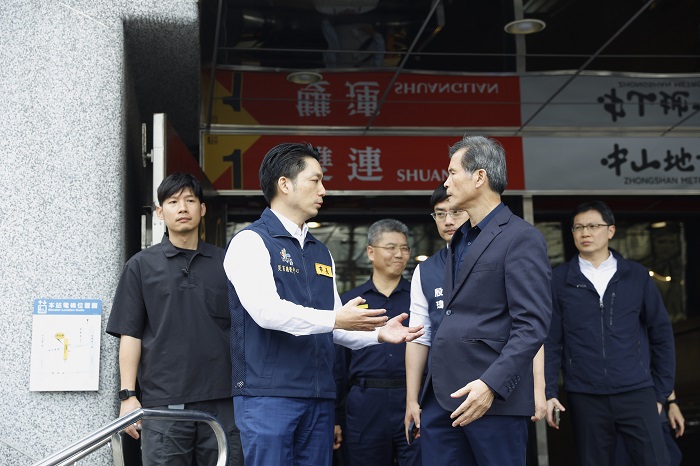 蔣萬安市長前往中山站、中山地下街及雙連站,實地視察警力部署情形。(圖/北市府提供)