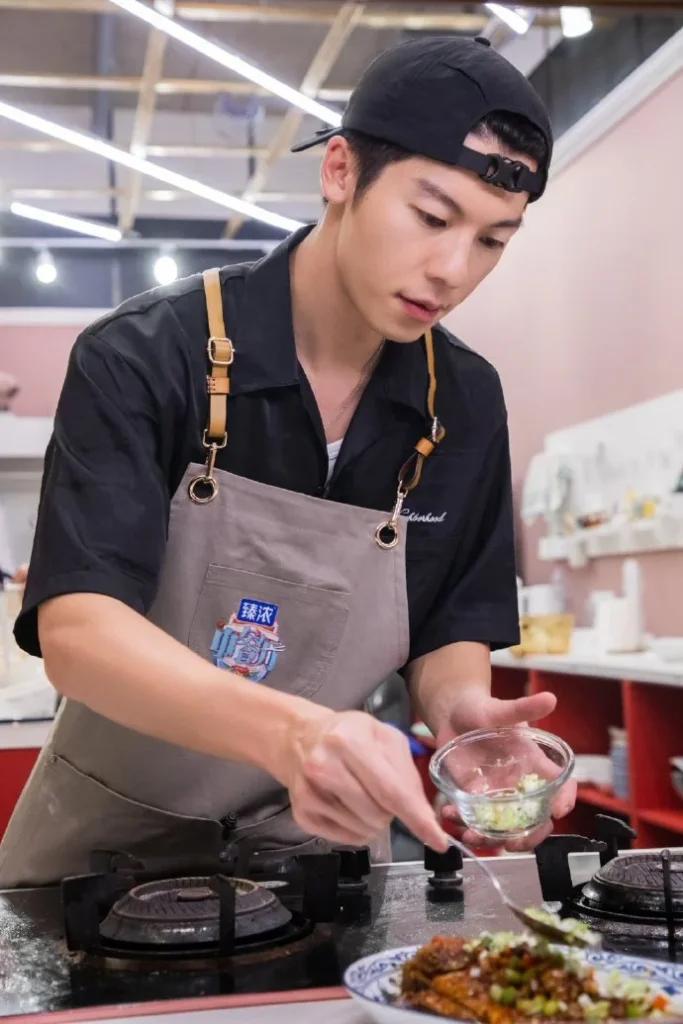 許光漢《中餐廳7》喝冰美式1動作爆紅！台灣網友笑翻：正港台灣人