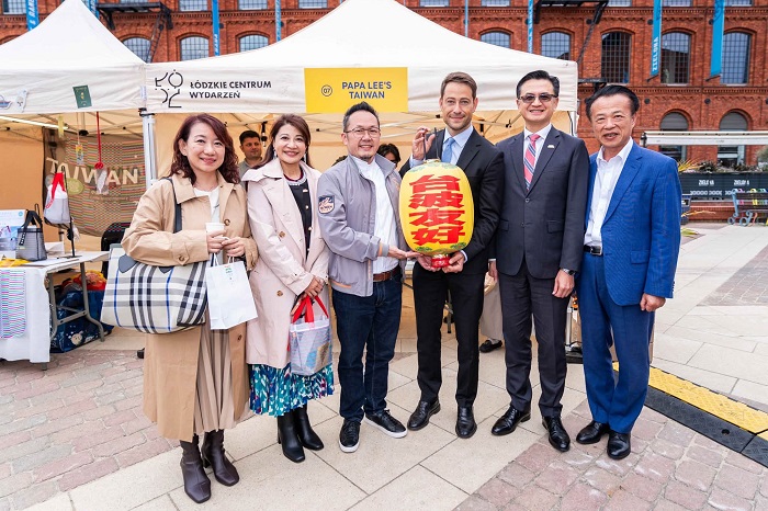 台北共樂軒、雷昇傳藝劇團在奧波萊市政廳廣場街頭快閃。（文總提供）