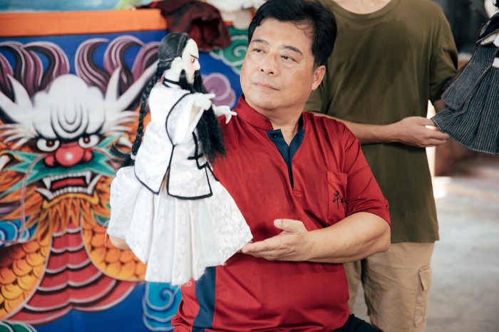 昇平五洲園創立於西元1967年,由老團長林宗男先生師承布袋戲大師黃海岱「五洲園派」,取名「昇平五洲園」,寓意「四海昇平,五洲揚名」。(取自雲林國際偶戲節臉書)