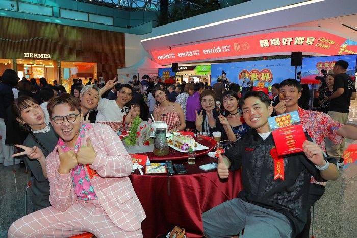 多位人氣YouTuber在桃園國際機場圍桌開吃,氣氛熱鬧。(昇恆昌免稅商店提供)