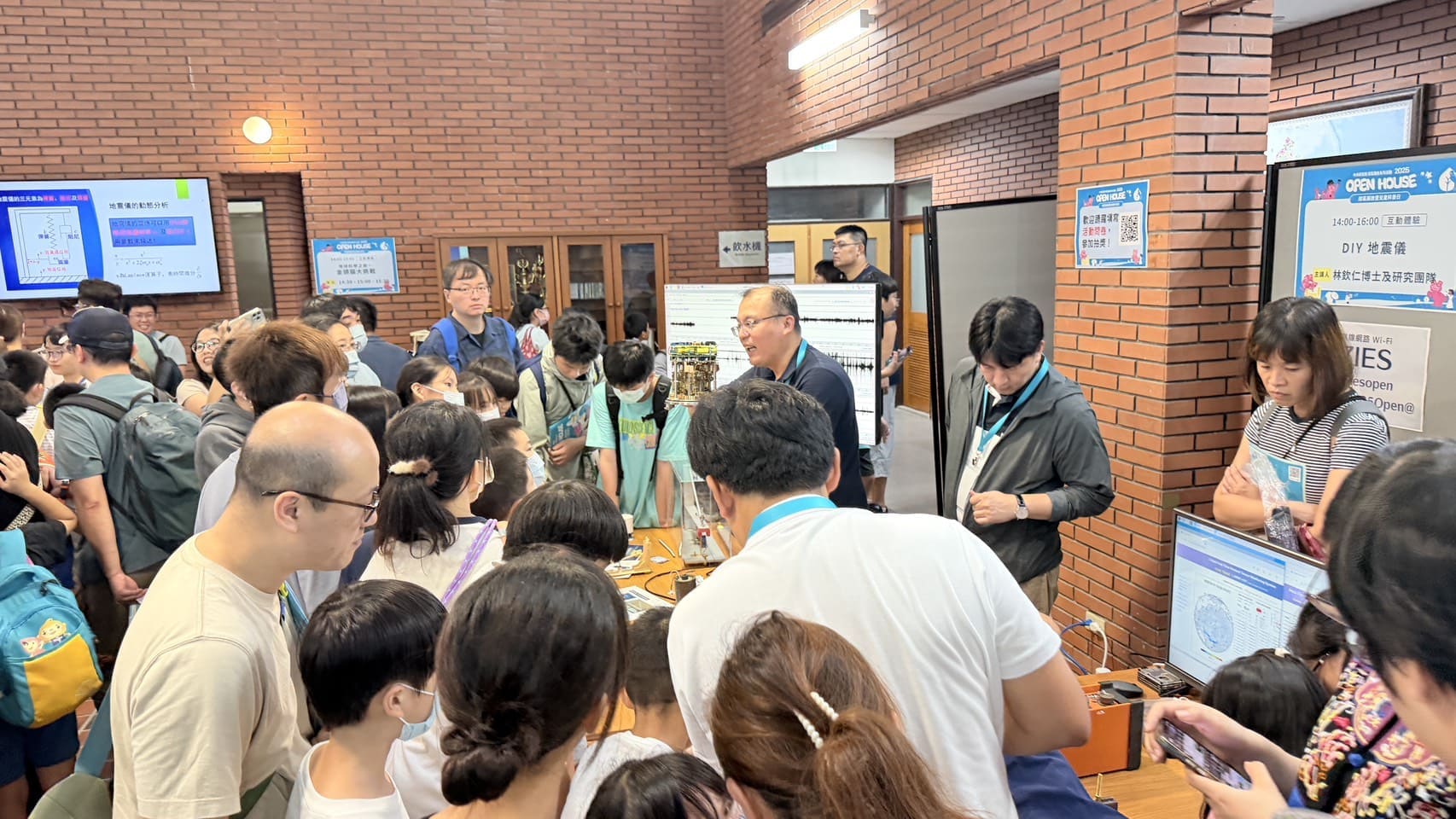 地球所「diy地球儀」活動（圖片來源：中央研究院）