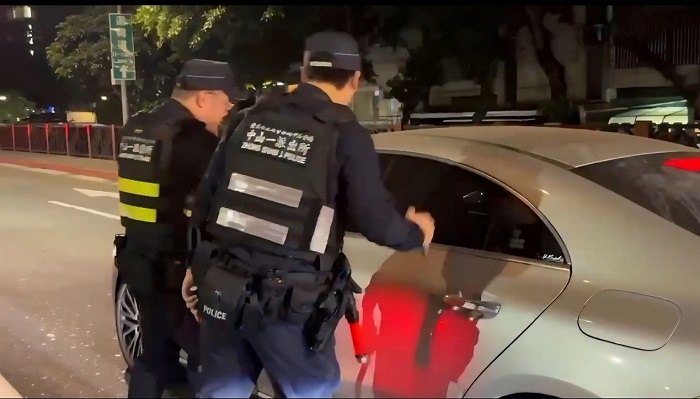 北市警方表示,執法過程中,員警會先向駕駛人說明檢測流程、快篩試劑使用方式及相關權益。(圖/臺北市政府警察局提供)