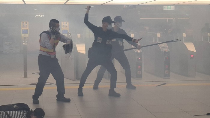 演習模擬歹徒在地下3樓三鐵共構區無差別攻擊;警方同步檢驗部署與通訊。(圖/台北市政府提供)