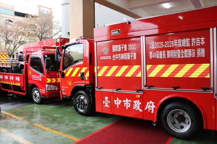 cafs化學消防車1輛-右-及消防救助裝備器材運輸車1輛-左。（台中市政府消防局提供）