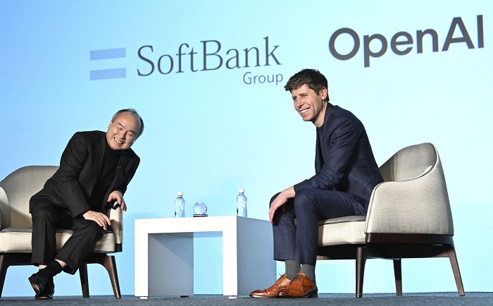 軟銀傳出即將敲定以400億美元投資OpenAI。圖為軟銀執行長孫正義（左）與OpenAI執行長奧特曼3日出席在東京舉行的AI推廣活動。（圖／達志影像）