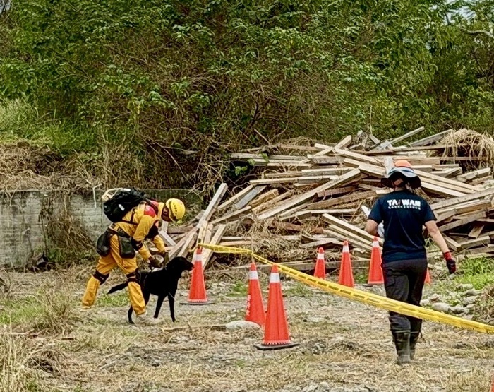 竹市搜救犬在MRT測驗情形。(圖/新竹市消防局提供)