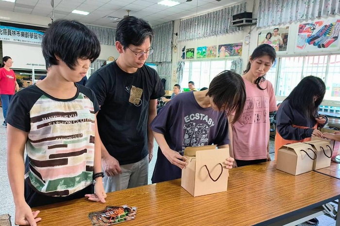圖說:日日好食長期與公益單位合作推出公益禮盒,邀請被照護者一起參與出貨作業,讓節慶送禮不只送心意、更能成為關懷支持社會的溫暖力量。(資料來源:日日好食)