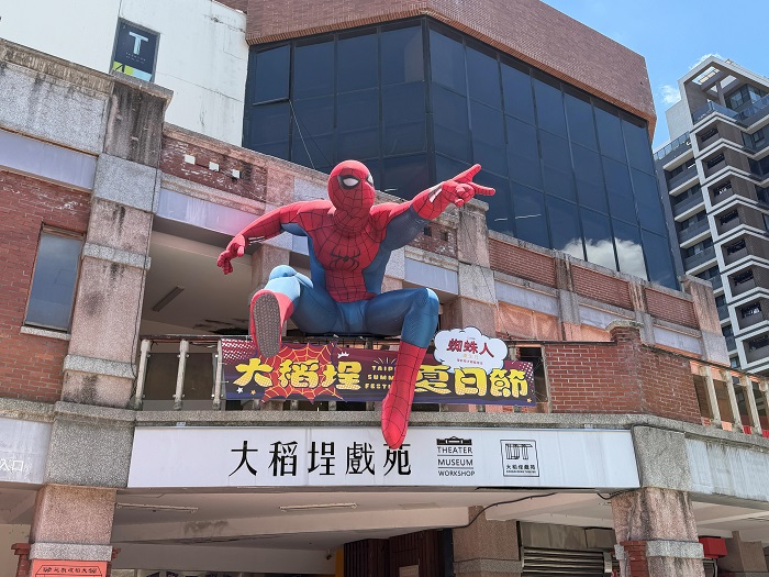 最友善鄰里的蜘蛛人現身永樂廣場,以飛躍姿態穿梭街區,吸引旅客目光