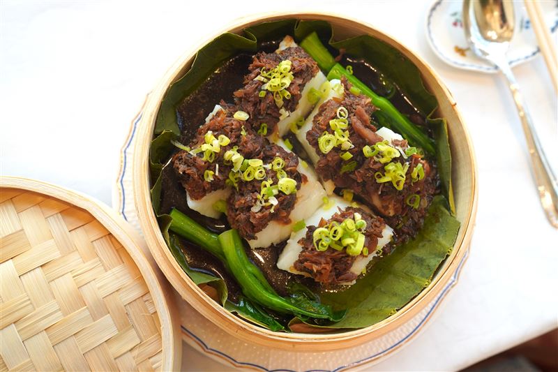 港灣壹號鎮店招牌「竹籠梅菜蒸牙魚」,味豐道地,價格1,080元。(圖/飯店旅宿業者提供)
