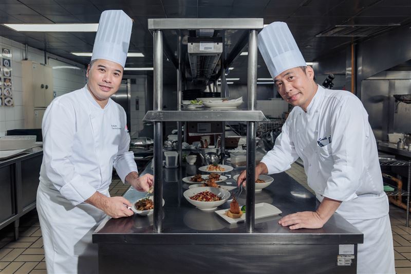 漂亮廣式海鮮餐廳主廚盧俊源(右) 與港灣壹號行政中餐總廚陳漢章(左) 再度攜手合作。(圖/飯店旅宿業者提供)