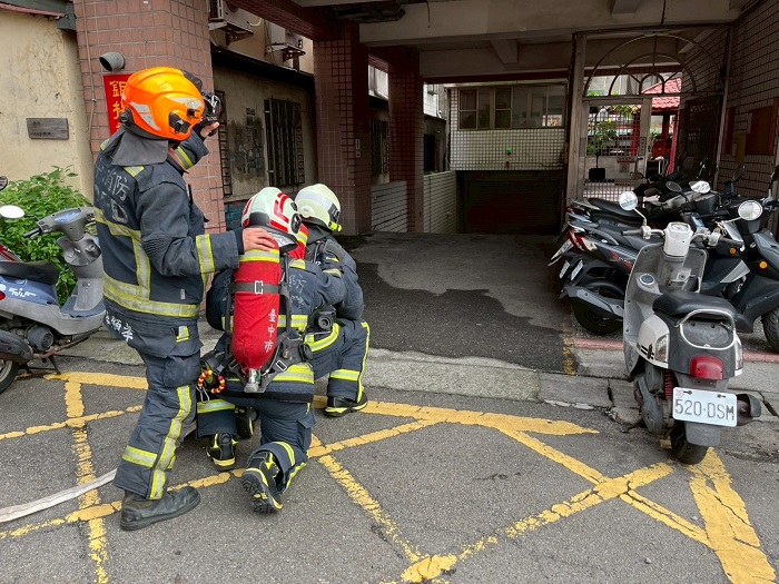 集合住宅地下室火警搶救演練。（圖/台中市政府消防局提供）