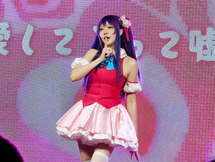 人氣Coser「玄子 Genko」以角色扮演結合舞蹈與互動揭開舞台演出序幕，舞台下也親自參與體驗及闖關。（圖/林冠伶攝）