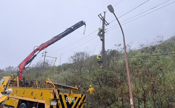 台電啟動調度全臺10區處逾200位搶修菁英,前往新北、宜蘭前線跨區支援,全力復電。(台電公司提供)