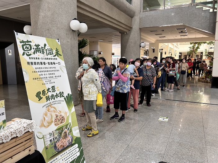 現場排隊試吃民眾相當踴躍。(圖/台中農業局提供)
